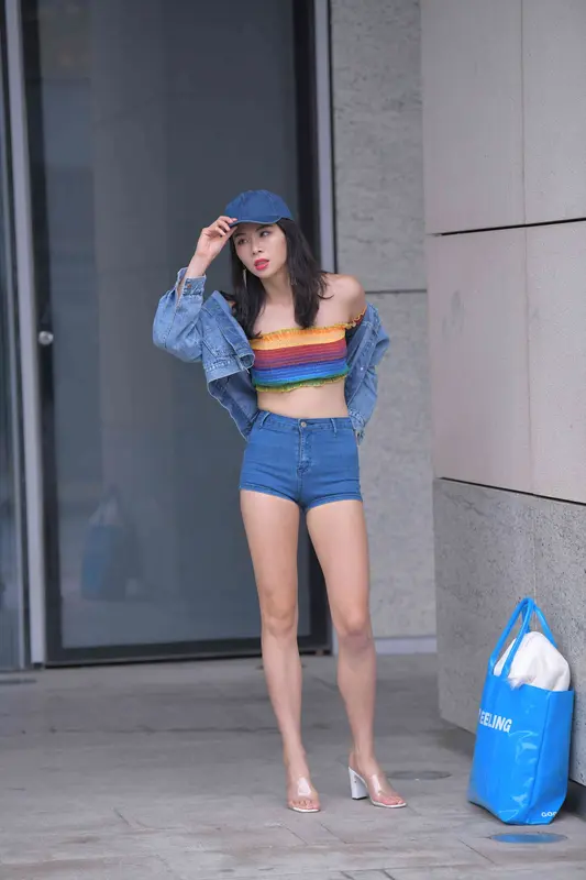 [魔镜街拍] 026 牛仔热裤高跟街拍 - 魔镜街拍